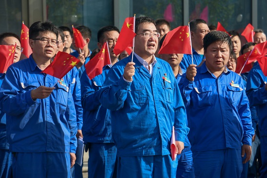五星紅旗，我愿做你光華中淡淡的一筆——安彩高科舉行 國慶升旗儀式